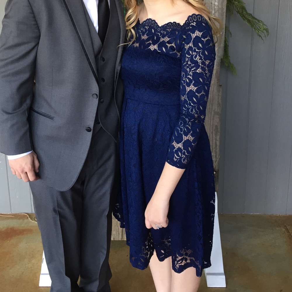 Laced dress with sleeves